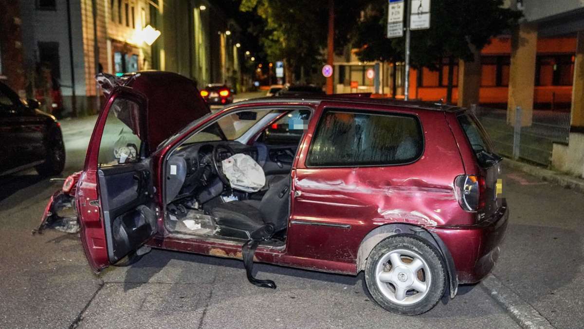 Unfall in Esslingen: Auto prallt gegen Hauswand – Fahrer und Beifahrer flüchten