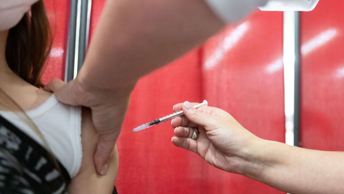  70 Kinder unter zwölf Jahren haben am Dienstag in Heilbronn eine Corona-Schutzimpfung erhalten. Am Vortag waren die ersten Impfstofflieferungen nach Baden-Württemberg geschickt worden. 