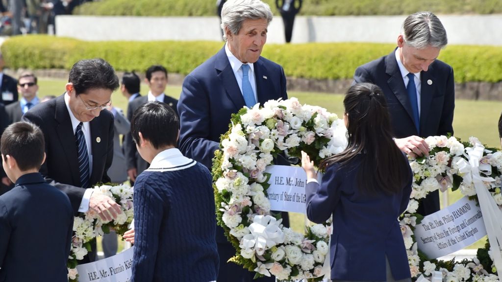 G7-Treffen in Hiroshima: US-Außenminister Kerry legt Kranz nieder