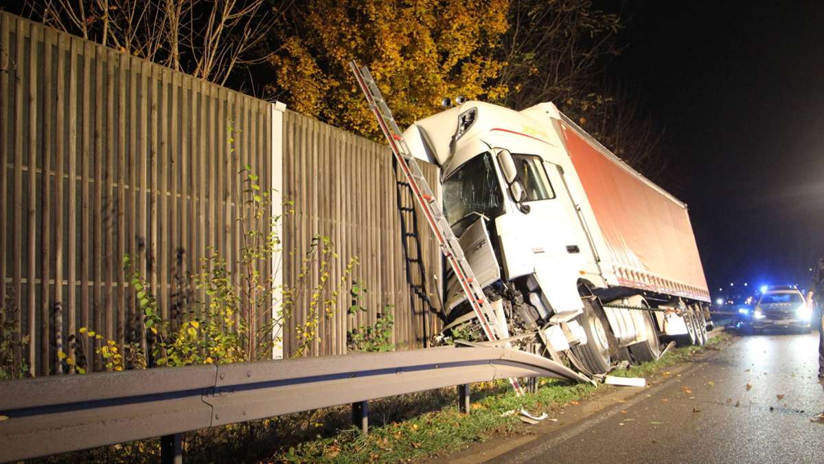  Ein betrunkener 51-jähriger Lkw-Fahrer baut am Mittwoch auf der A6 bei Neckarsulm einen Unfall mit zwei weiteren Fahrzeugen. Der 51-Jährige begeht Fahrerflucht, doch kurze Zeit später kracht es erneut. 