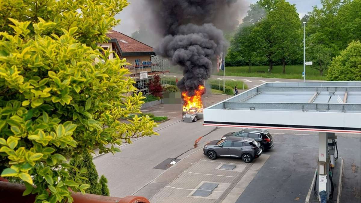 Baltmannsweiler: Flammen schlagen aus Motorraum – Auto brennt aus