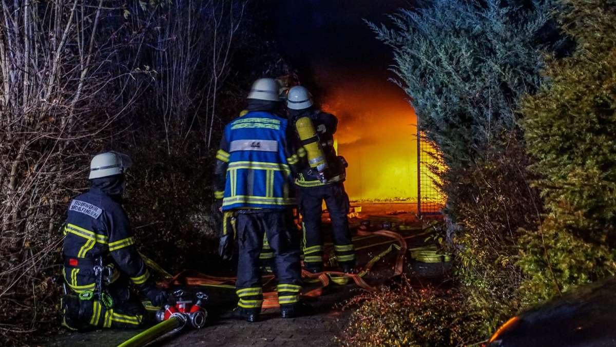 Am Mittwochabend sind in einem großen Mehrfamilienhaus in Sindelfingen die Mülltonnen vollständig in Brand geraten. Die Bewohner von 30 Wohnungen mussten evakuiert werden. 