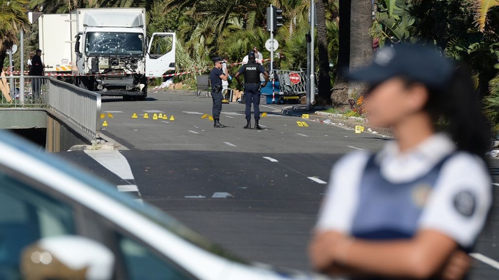 Sicherheitsvorkehrungen in Nizza: Nur ein Polizeiauto soll Promenade gesperrt haben
