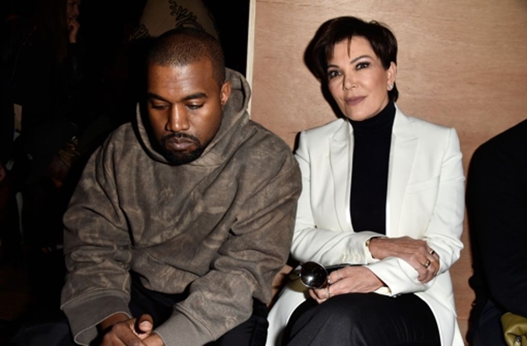 ... Kanye West, der jedoch mehr betrübt als gespannt wirkte. Er war in Begleitung seiner Schwiegermama Kris Jenner, die Mutter von Kim Kardashian.