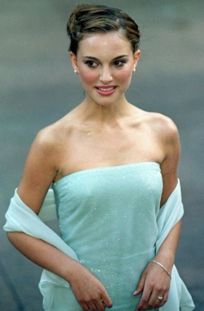 Knabenhafte Figur, anmutige Haltung und eine strahlend schöne Haut: US-Schauspielerin Natalie Portman imitiert den Audrey-Look ganz natürlich.