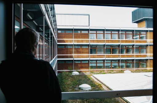 Einblicke: Der Campus besticht durch seine strenge Formen und das Zusammenspiel von Holz, Glas und Beton Foto: Lichtgut/Verena Ecker