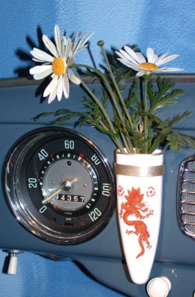 Liebevoll pflegt der Käfer-Fahrer skurrile Details wie die Blumenvase am Armaturenbrett.