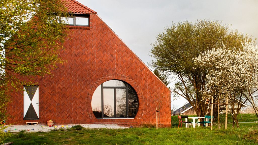 Wohnen in schönen Gebäuden: Rotes Traumhaus auf dem Land