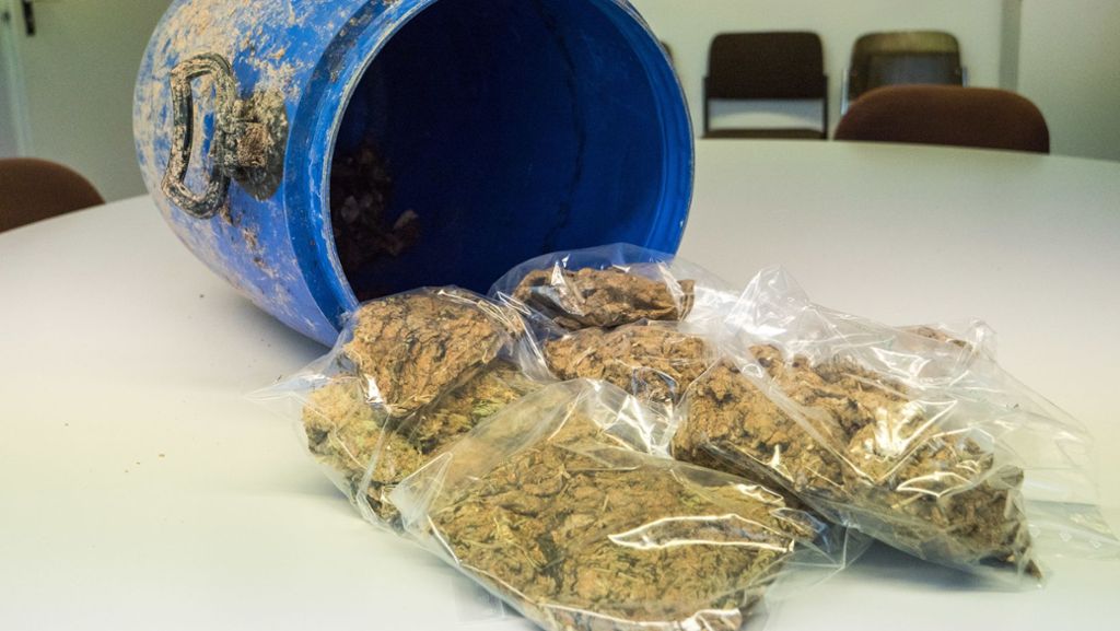 Fund in Stuttgart-Hedelfingen: Pilzsammler entdeckt fast drei Kilo Gras in Fass