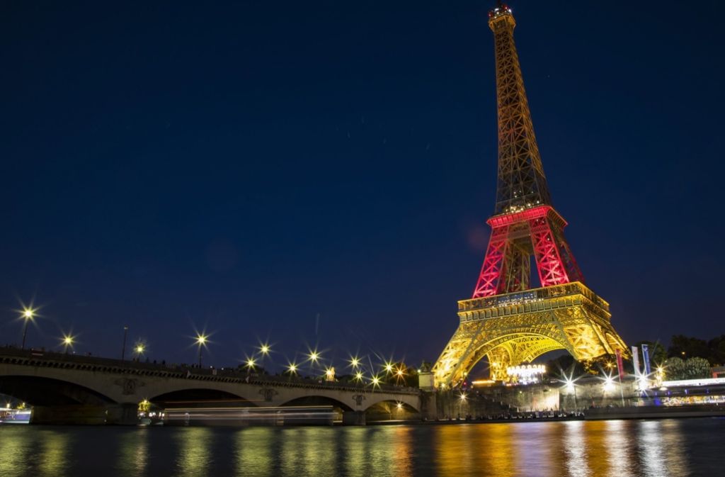 Der Eiffelturm in Paris erstrahlte in den deutschen Nationalfarben. Foto: dpa