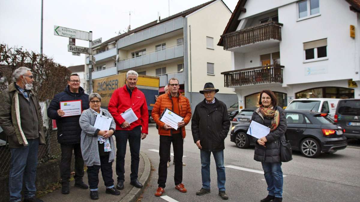  Um der Forderung nach Tempo 30 auf der Hochdorfer Ortsdurchfahrt und nach zusätzlichen Querungshilfen im Ortskern Nachdruck zu verleihen, sammeln die Freien Wähler Unterschriften. 