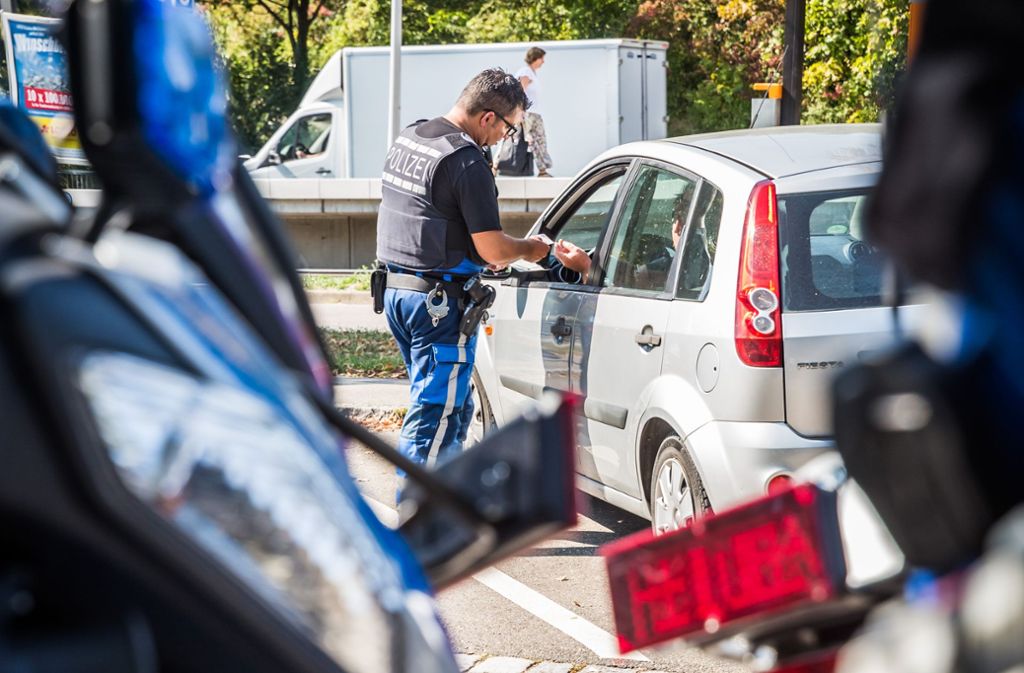 Die Polizei zieht Autofahrer heraus, die am Steuer das Handy in der Hand hatten. Foto: Lichtgut/Julian Rettig