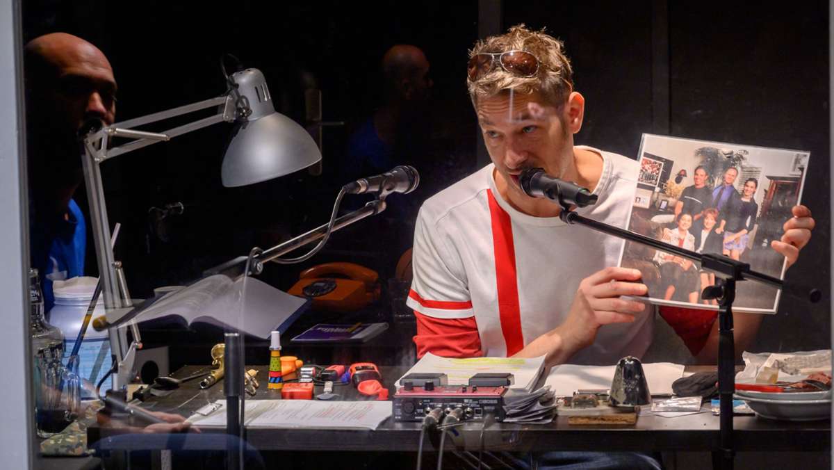 Studio-Theater Stuttgart: „Alle Toten fliegen hoch“ als Live-Hörspiel