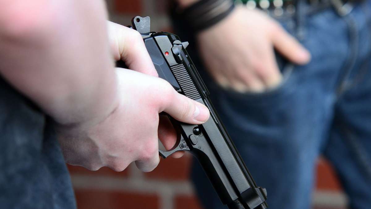  Jugendliche haben am Montagabend in Köngen (Kreis Esslingen) Schüsse aus einer unbekannten Waffe abgefeuert. Ein Anwohner wurde von einem Kügelchen getroffen und dabei leicht verletzt. 