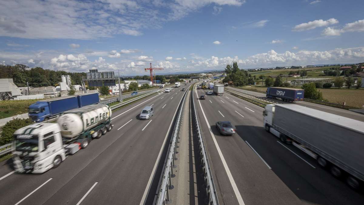 Kraftstofftank in Stuttgart beschädigt: Mehrere Hundert Liter Diesel laufen auf der A8 aus