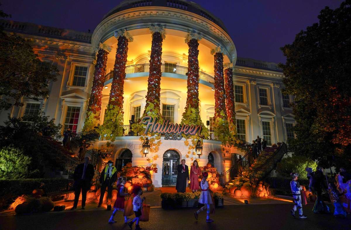 Festlich geschmückt: Im weißen Haus empfangen der Präsident und die First Lady Kinder, um mit ihnen Halloween zu feiern.