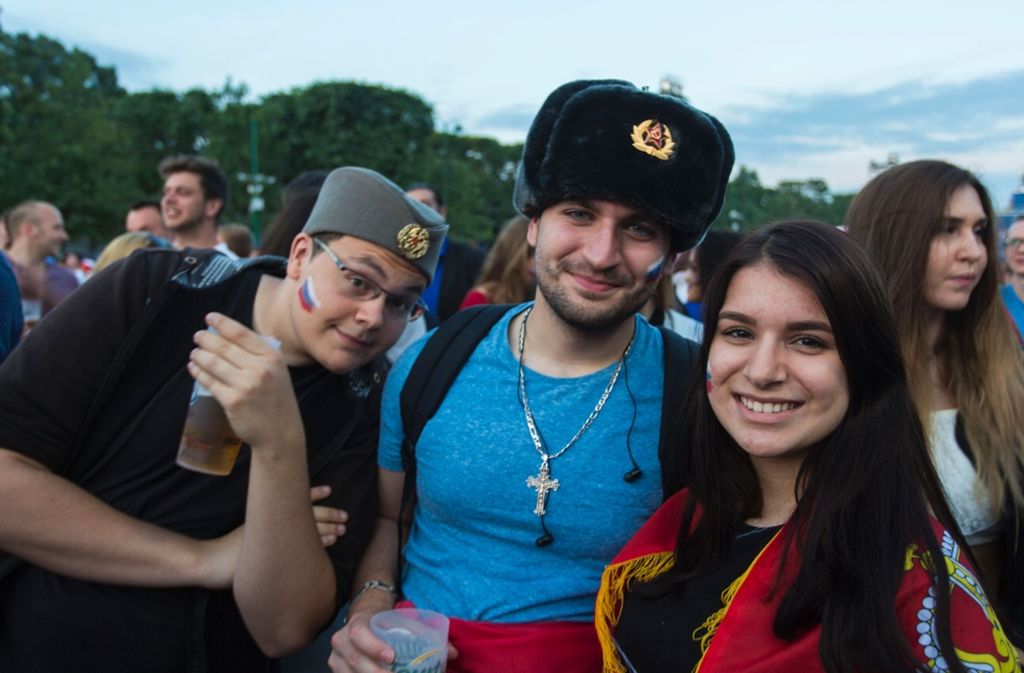 Feiern in eher traditioneller Aufmachung: russische Fans.