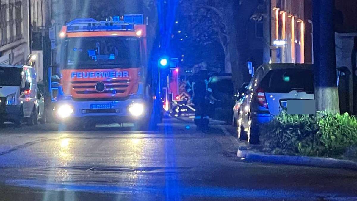 Fahndung im Stuttgarter Westen: Unbekannte zünden Streifenwagen an – Hubschrauber im Einsatz