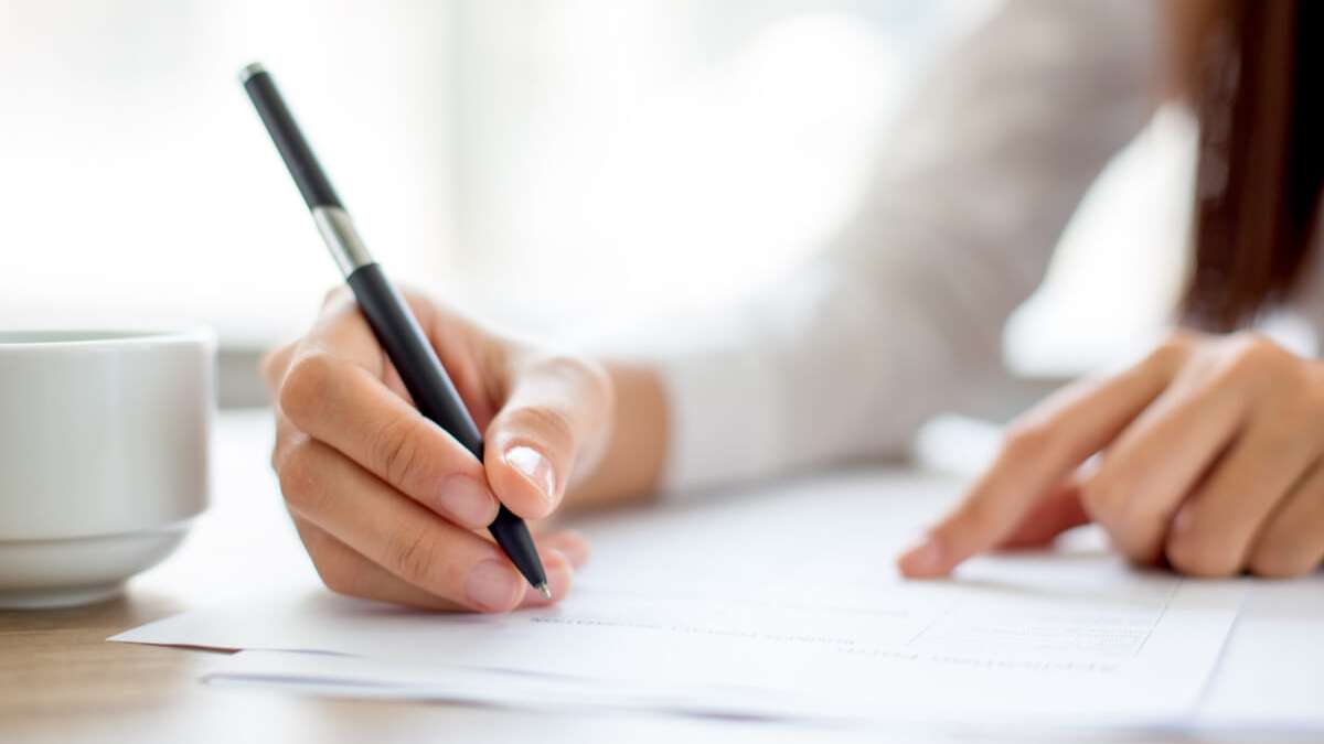 In diesem Artikel zeigen wir Ihnen 4 Tipps, wie Sie Kugelschreiber von Papier entfernen können.