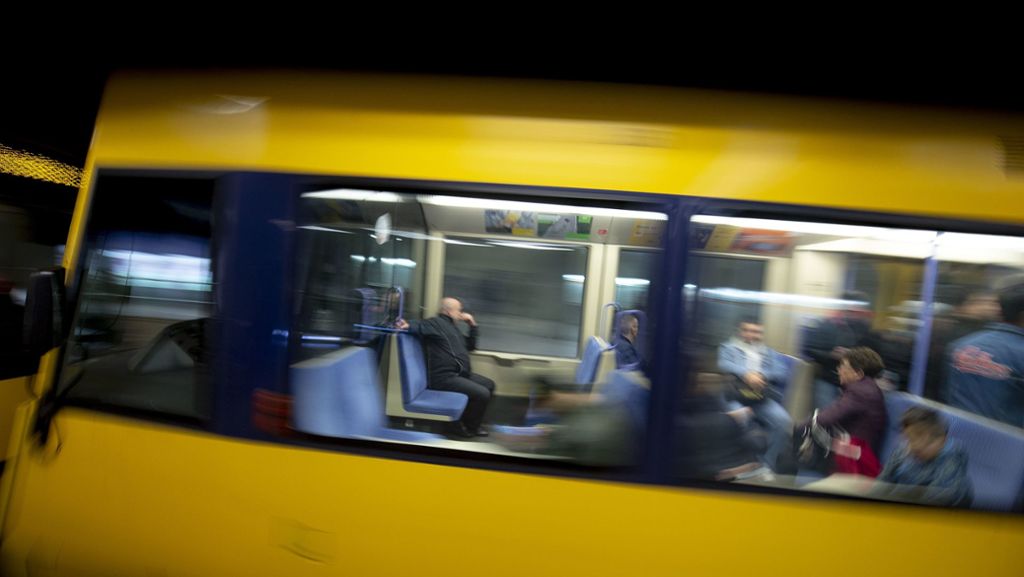 Unfall in Stuttgart-Ost: Stadtbahnfahrer zu Gefahrenbremsung gezwungen – zwei Verletzte
