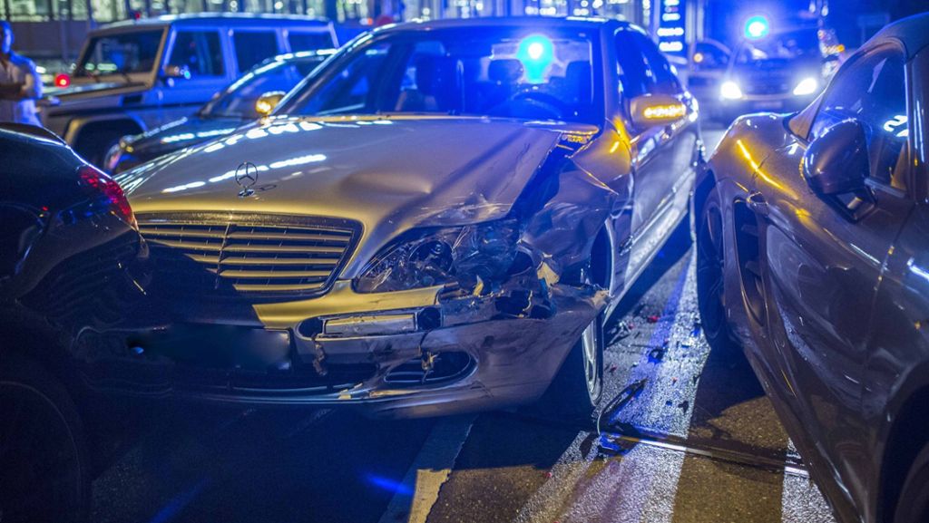 Stuttgart: Unfall mit mehreren Autos auf der Paulinenbrücke