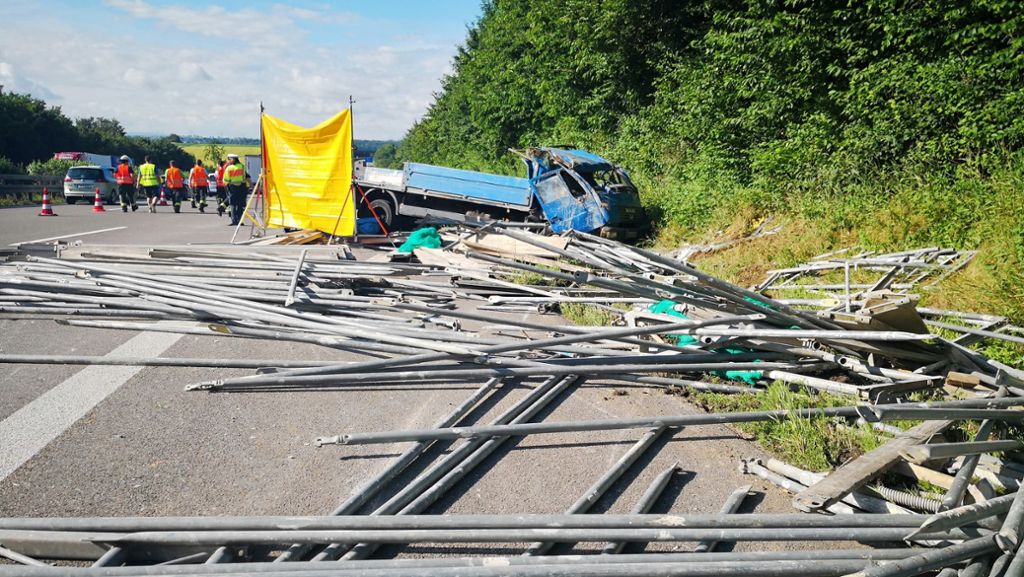 Unfall auf A81: Lastwagen überschlägt sich - Beifahrer stirbt
