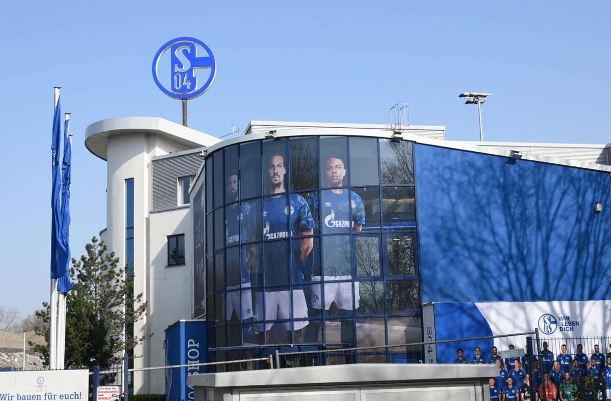 FC Schalke 04: Die Königsblauen gehen schon am Dienstag ins Quarantäne-Trainingslager. Der Absteiger gab keinen genauen Aufenthaltsort an.