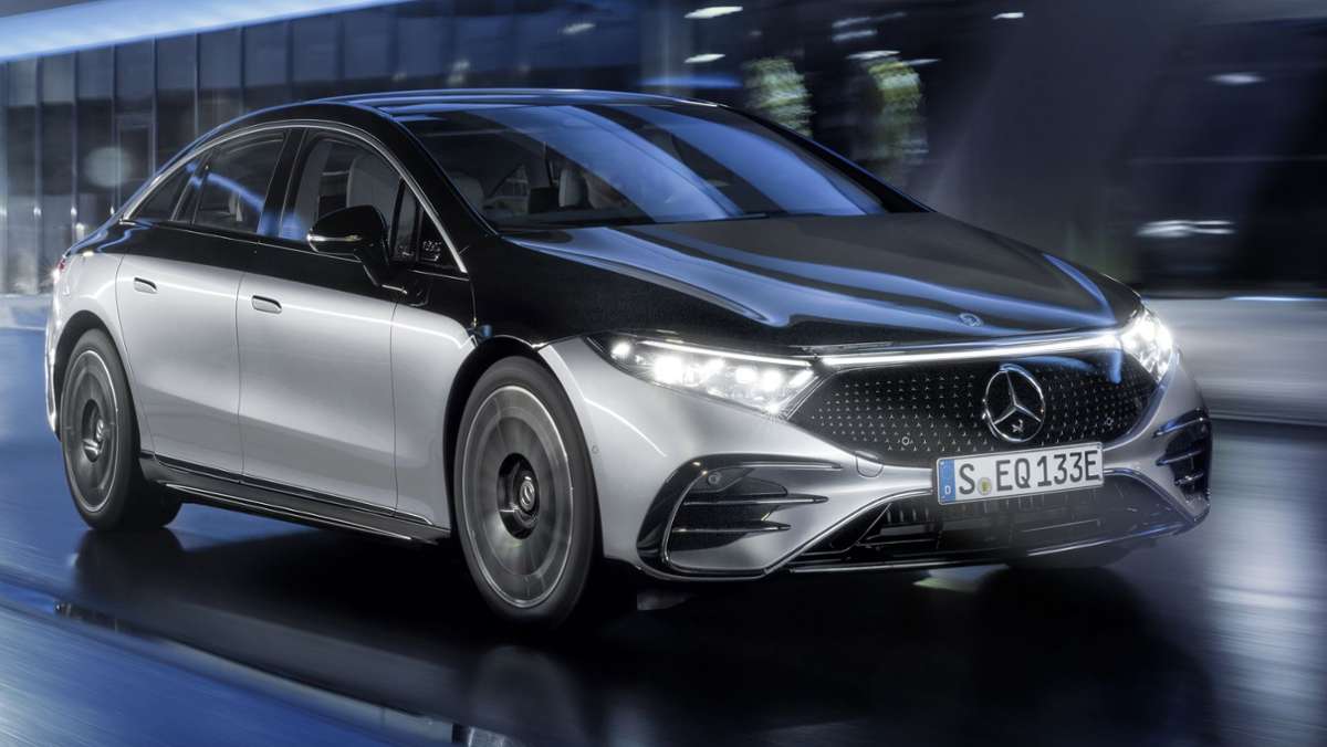 Daimler hat die elektrische Luxuslimousine Mercedes-Benz EQS erstmals unverhüllt gezeigt. Mit diesem Spitzenmodell will Mercedes-Benz neue Kunden gewinnen – doch wie viele werden der S-Klasse untreu werden? 