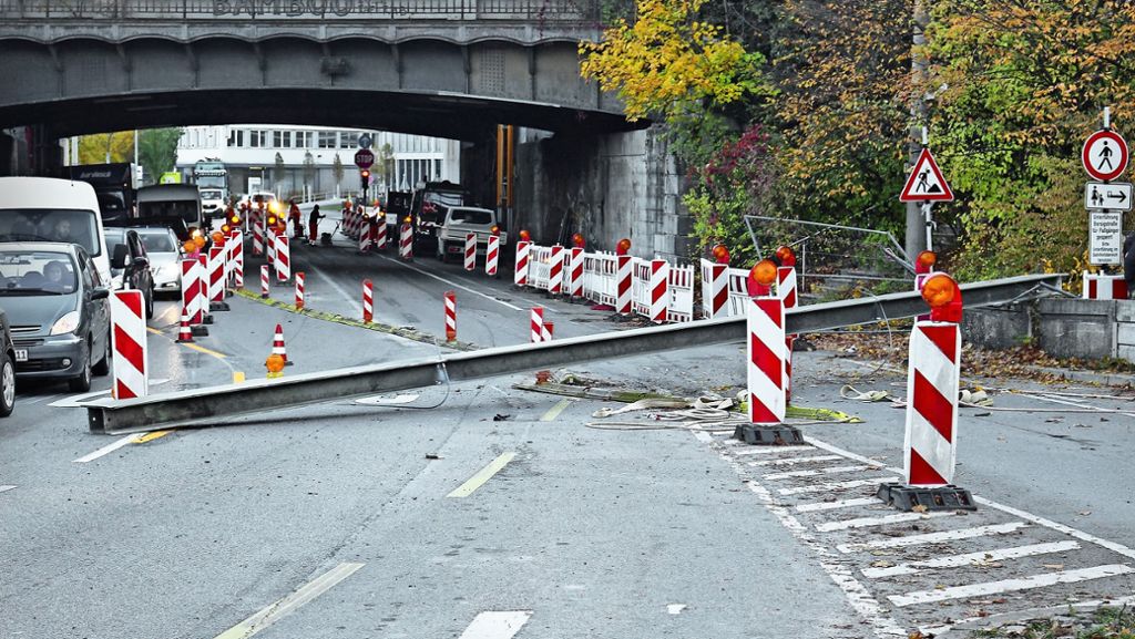Spektakulärer Unfall in Stuttgart: Baukran lässt Stahlträger auf Auto fallen