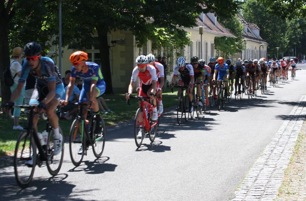 Fast 200 Fahrer gingen beim 21. Hohenheimer Schloss-Radrennen an den Start, darunter 74 Profis. Foto: Alessa Becker