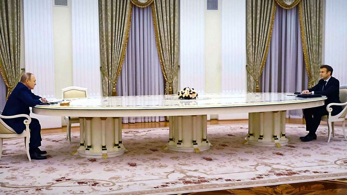 Glosse: Putins Tisch: Hallo Herr Präsident, hören Sie mich?