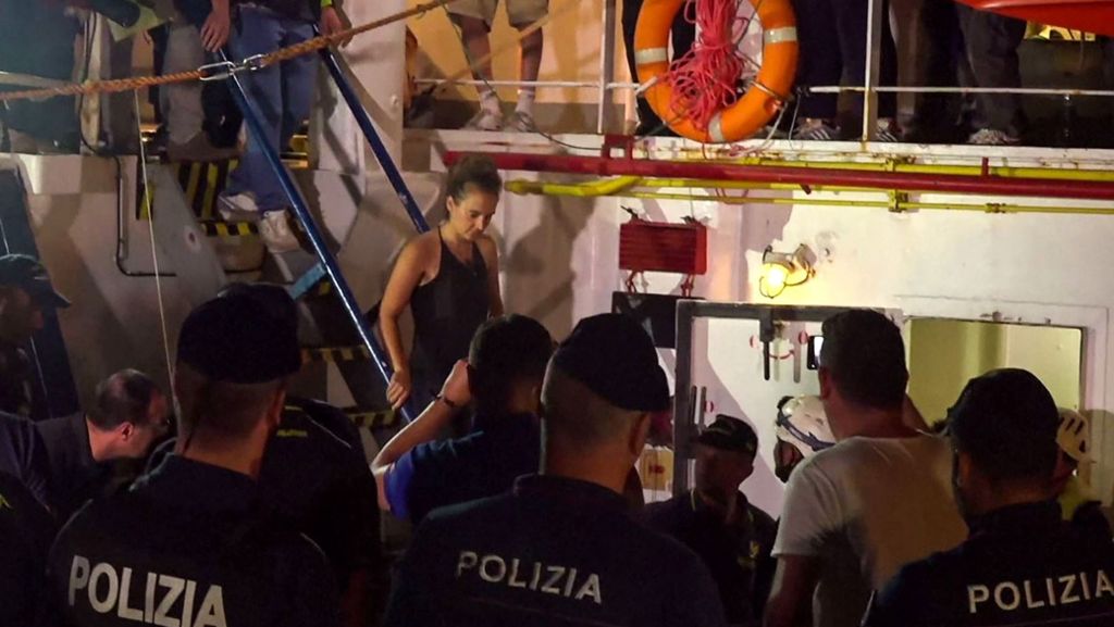  Die Festnahme der Kapitänin Carola Rackete nach dem Anlegen des Schiffs Sea Watch 3 in Lampedusa hat bei deutschen Politikern und auf Twitter für empörte Reaktionen gesorgt. Wir haben einige gesammelt. 