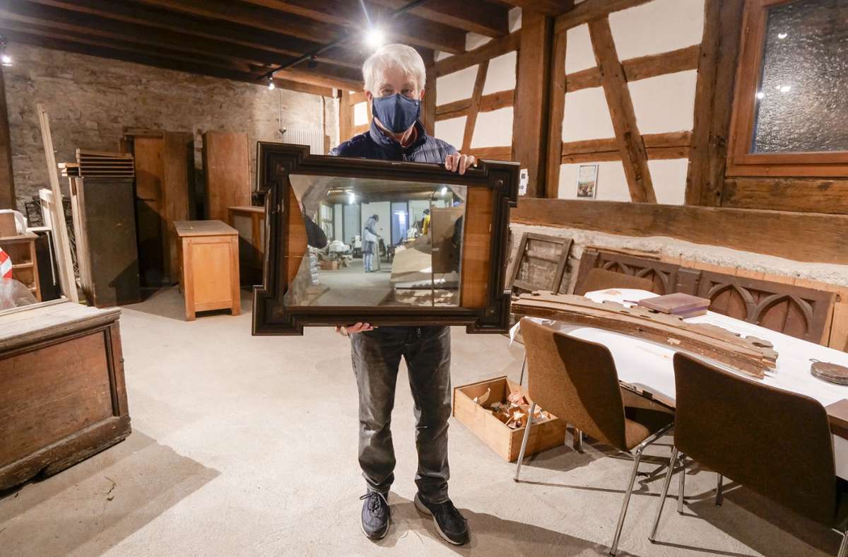 Ludwig Fischer kauft einen Spiegel mit massivem Holzrahmen.