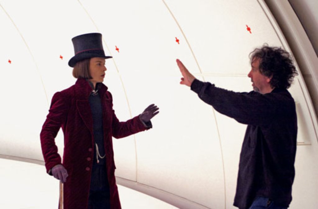 Und wieder eine Paradarolle in Zusammenarbeit mit Tim Burton (rechts): In "Charlie und die Schokoladenfabrik" wird Depp im Jahr 2005 zum kauzigen Fabrikanten Willy Wonka.