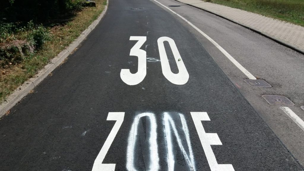 Schreibfehler auf Fahrbahn in Pforzheim verbessert: Aus „30 Znoe“ wird eine verwackelte „30 Zone“