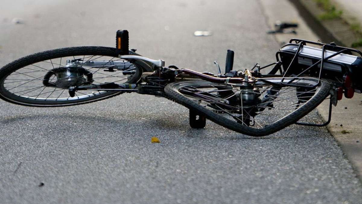  Ein 68-jährige Radfahrerin hat sich am Montagmittag in Weilheim an der Teck (Kreis Esslingen) bei einem Sturz leicht verletzt. Sie hatte wegen eines abbiegenden Autos stark abgebremst. 
