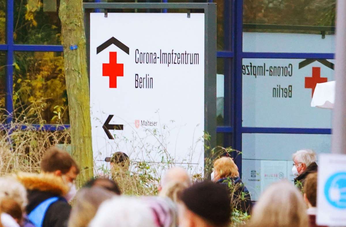 Wartende Menschen vor einem Berliner Impfzentrum. Foto: dpa/Jörg Carstensen