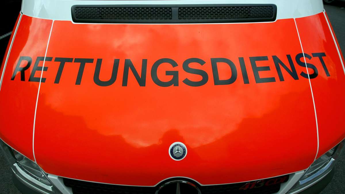Esslingen: Frau bei Zusammenstoß zwischen Pkw und Bus leicht verletzt