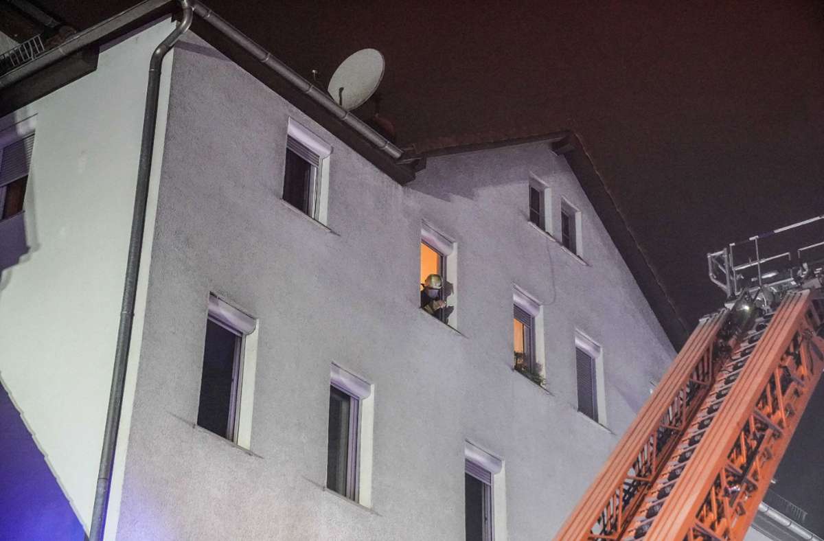Eine Person wurde laut der Feuerwehr auf diese Art gerettet, drei weitere Bewohner brachten die Wehrleute mit Fluchthauben durch das verrauchte Treppenhaus ins Freie.
