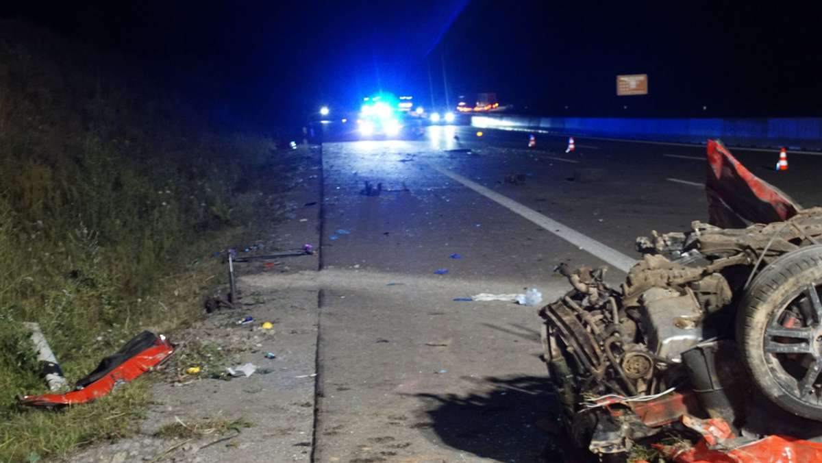 Auf der A8: Fahrer verliert die Kontrolle – 18-Jährige stirbt bei Unfall