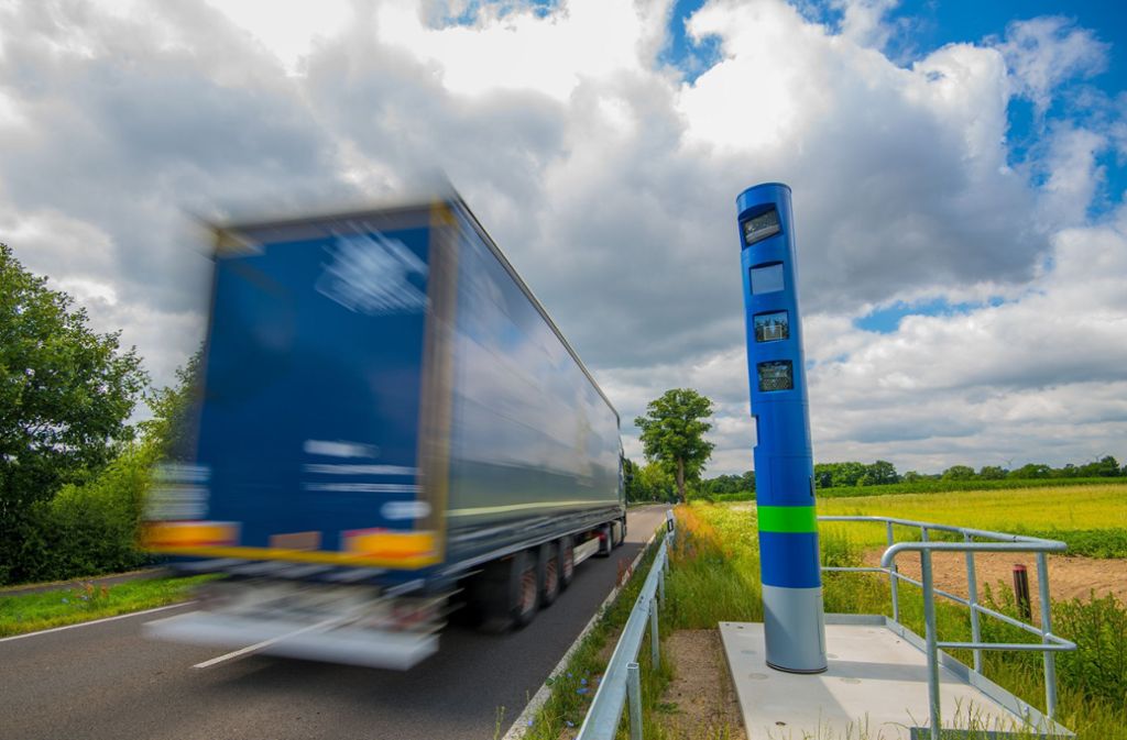 Für Lastwagen wird die Fahrt über deutsche Straßen teurer. Foto: dpa-Zentralbild