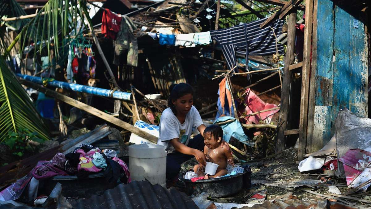  „Wände und Dächer wie Papier abgerissen“ - so beschreiben Betroffene die Wucht des bislang stärksten Tropensturm des Jahres auf den Philippinen. „Rai“ richtet eine Spur der Verwüstung an. Und die Zahl der Toten, so wird befürchtet, dürfte noch steigen. 