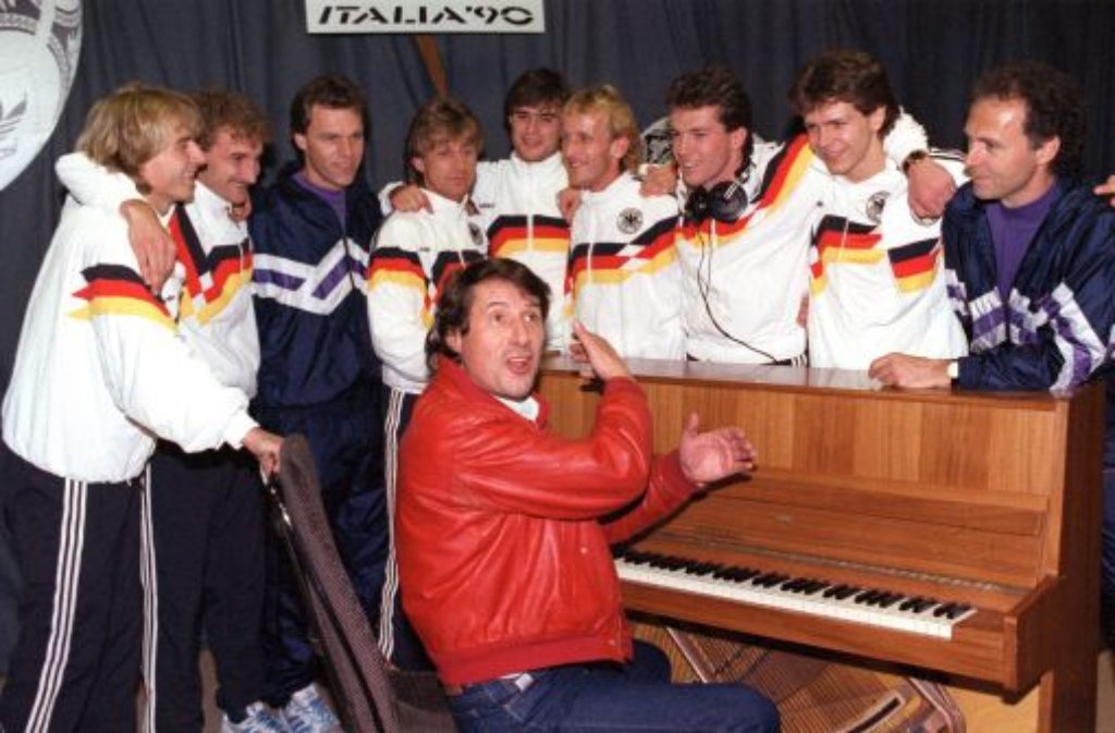 Auch vor der Weltmeisterschaft in Italien 1990 scharten sich die deutschen Kicker zusammen mit Udo Jürgens noch einmal ums Klavier. Mit dem Weltmeistertitel hat es dann zwar geklappt, der Song "Sempre Roma" konnte chartsmäßig aber nicht punkten.