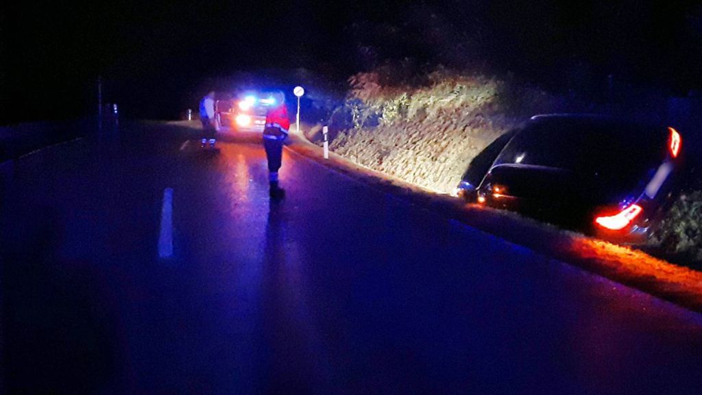 Betrunken überholt in Rudersberg: Autofahrt endet in  Straßengraben