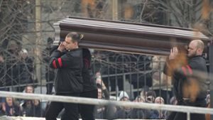 Trauerfeier für Alexej Nawalny in Moskau: Sarg mit Kremlgegner in Kirche: Menschen rufen Nawalnys Namen