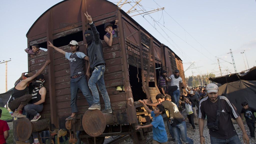  Ein Eisenbahnwaggon als Rammbock, um die Grenze zu überwinden: Flüchtlinge in Idomeni lassen sich immer neue Aktionen einfallen, um auf der Balkanroute weiterzukommen. Nun will Athen das wilde Lager endgültig räumen. 
