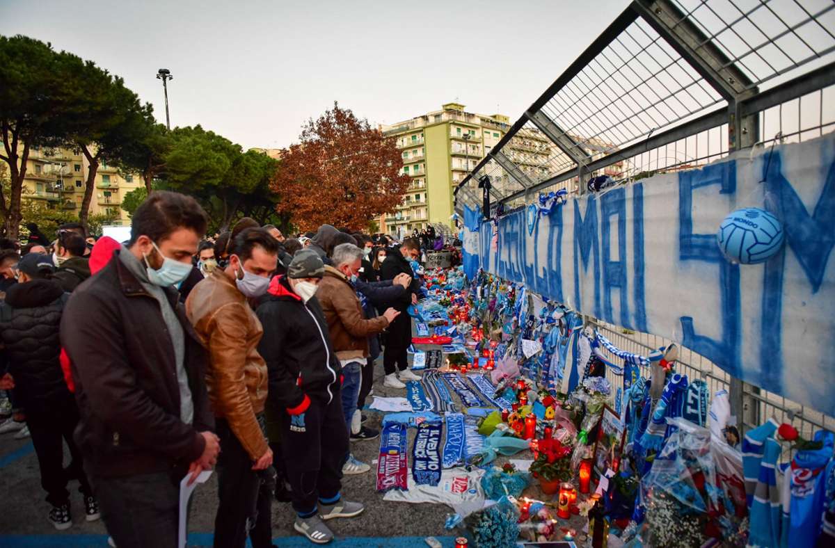 Vor dem Stadion des SSC Neapel haben Fans Erinnerungsstücke an Diego Maradona niedergelegt.