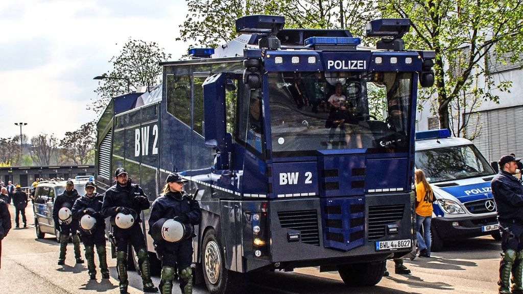 Sicherheit beim VfB-Spiel: Polizei rüstet  vor Spiel gegen Karlsruhe auf