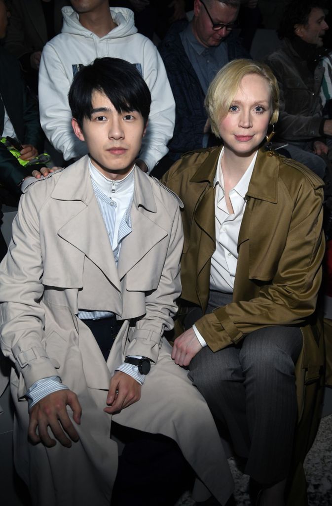 Front Row II: der chinesische Schauspieler Liu Hao Ran und „Games of Thrones“-Star Gwendoline Christie sitzen im Trenchcoat in der ersten Reihe.