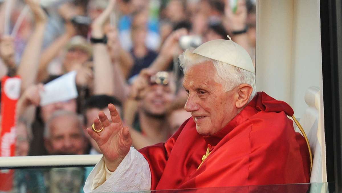 Traunstein in Bayern: Unbekannte stehlen Brustkreuz von  Papst Benedikt